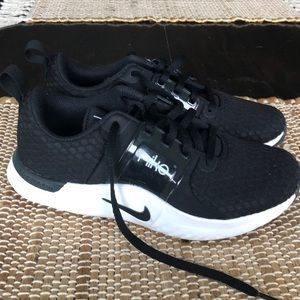black nike renews